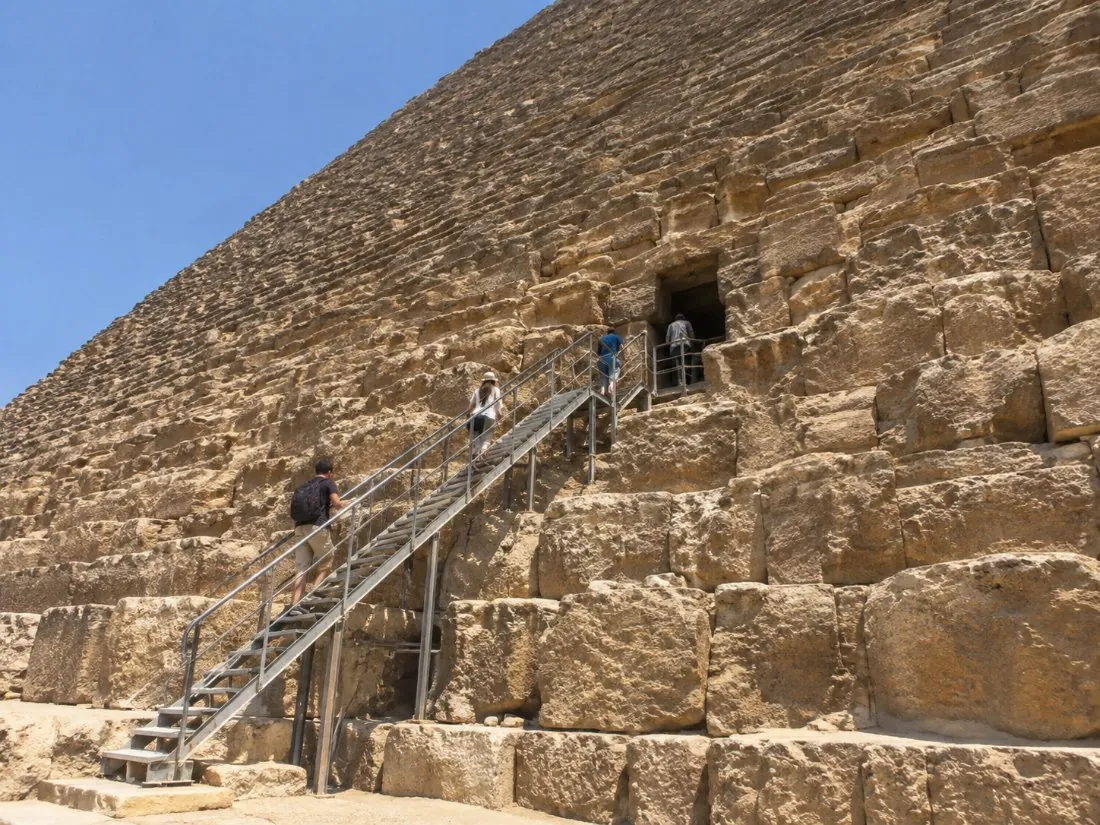 Piramides-toer met toegang binne die Groot Piramide