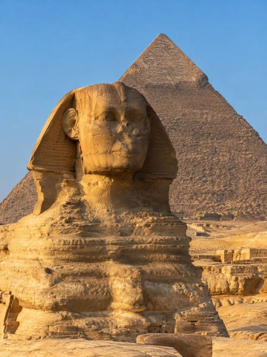 Die Groot Sfinks van Giza in goue laatmiddaglig, met die Piramide van Khafre wat agter dit opry