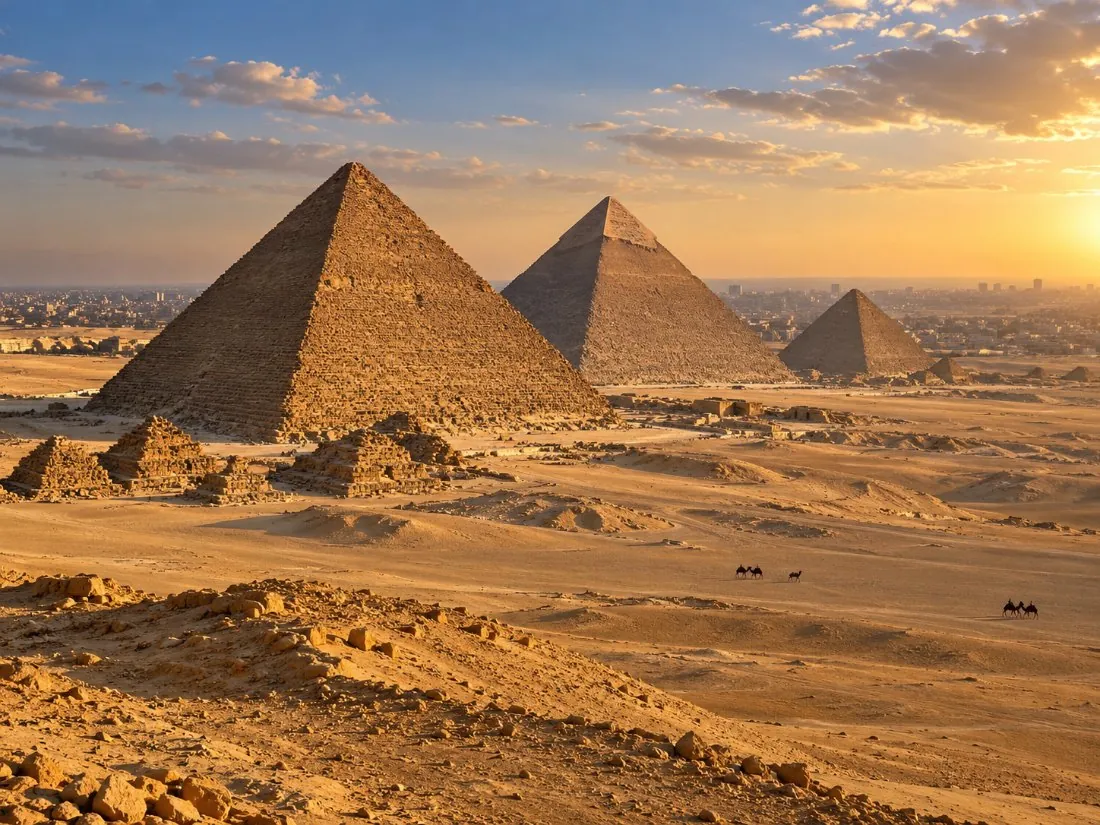 Al die piramides van Giza in ’n ry dwarsdeur die woestyn, gesien vanaf die panoramapunt in goue lig